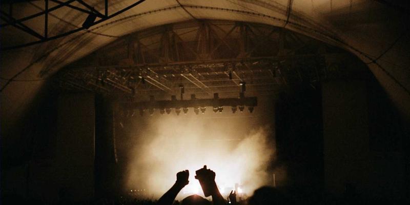 IT技术前沿：时间敏感网络（TSN）在工业互联网中的部署，如何保障确定性时延与关键数据传输